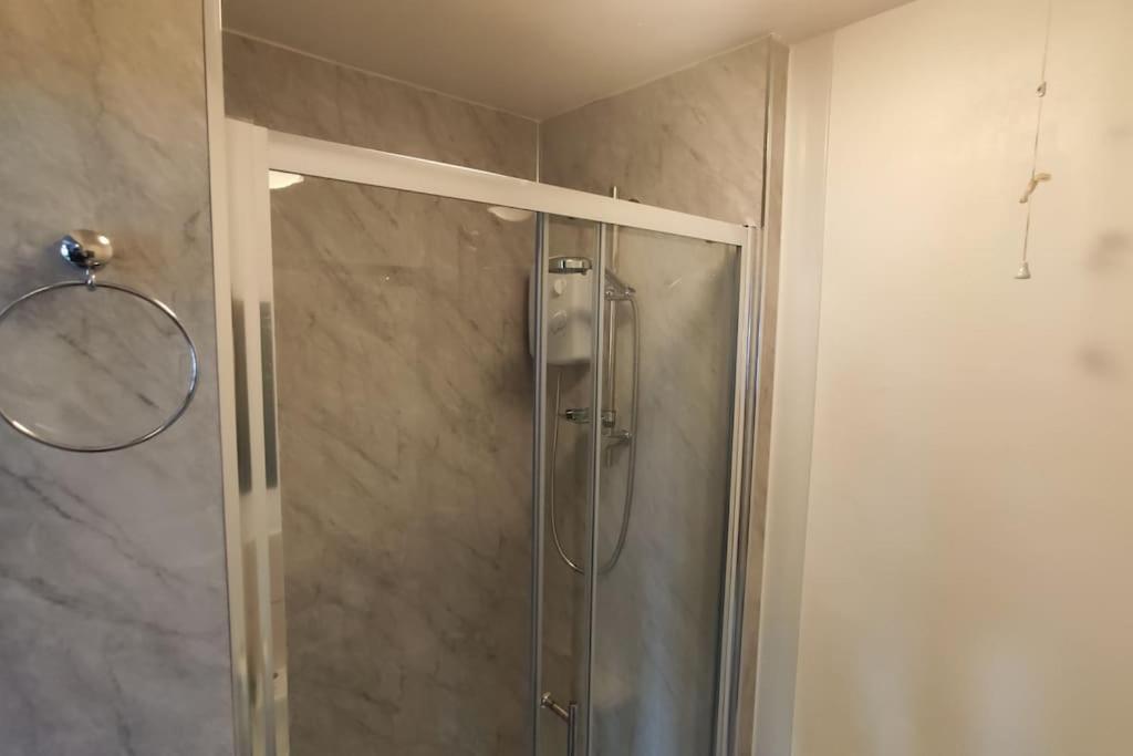 1 Bedroom Studio In A Supurb Area Of Кардиф Екстериор снимка
